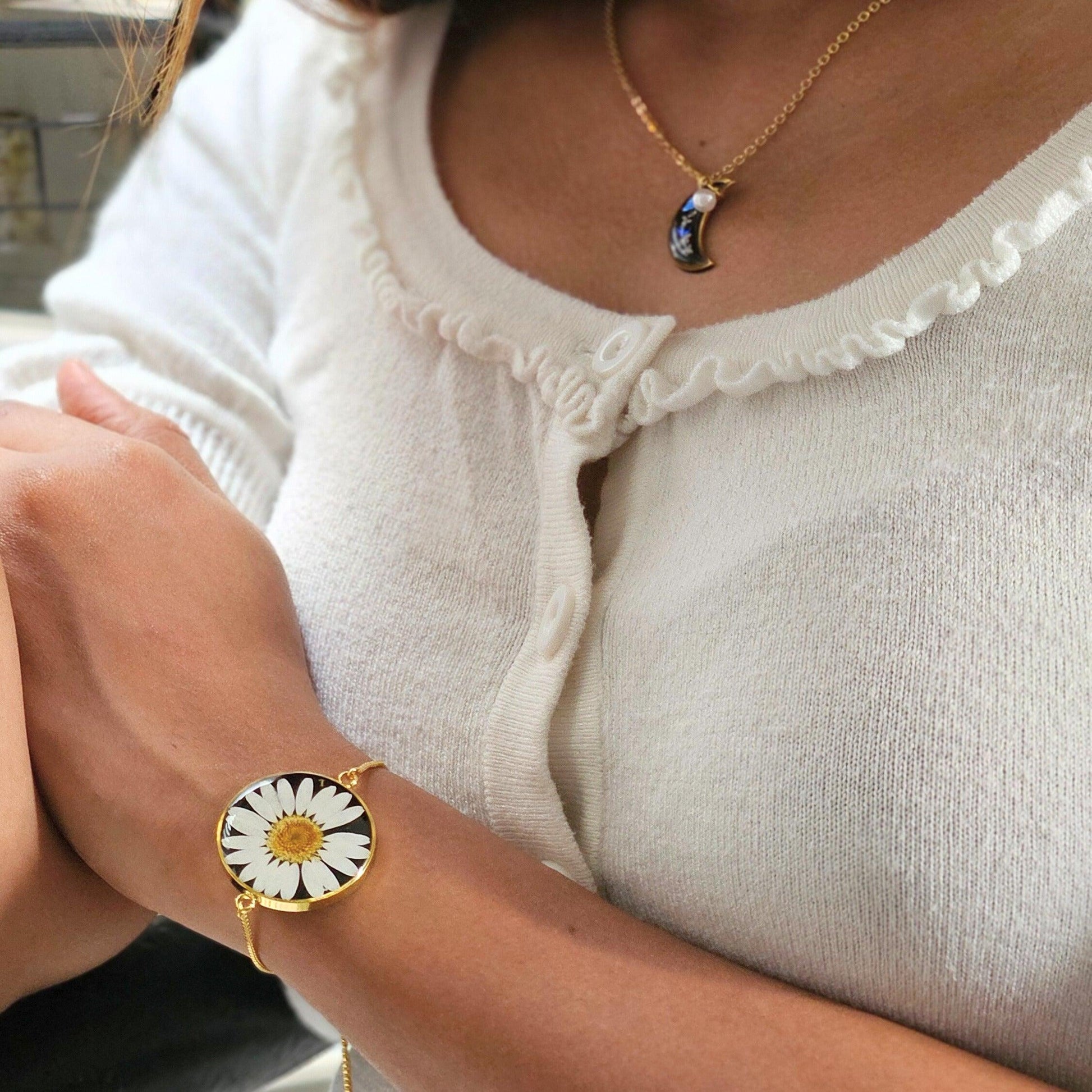 Classique Noir Daisy Bracelet | Real Flower Jewellery | Gifts for her
