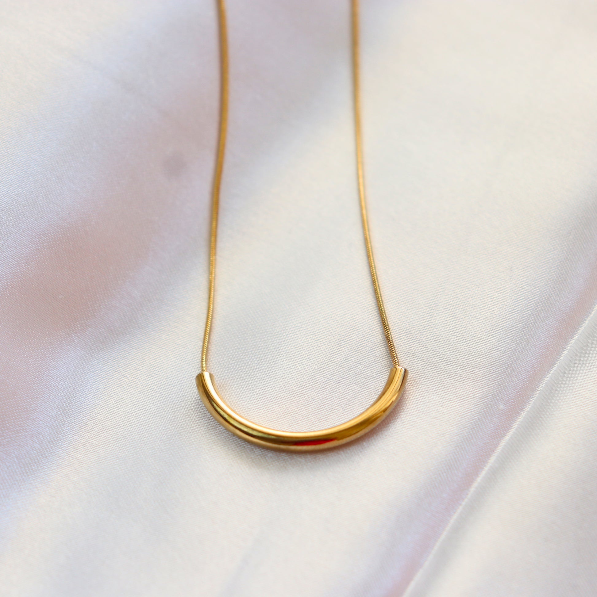 Eternal Curve Pendant | Waterproof stainless steel necklace for women