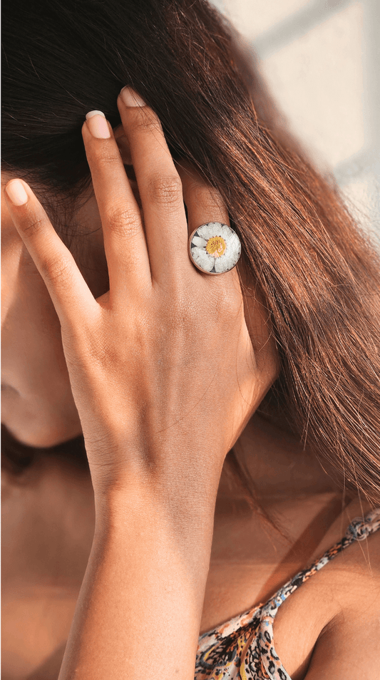 Green Daisy Ring | Real Flower Jewellery | Elnorah Jewellery | Daisy Ring