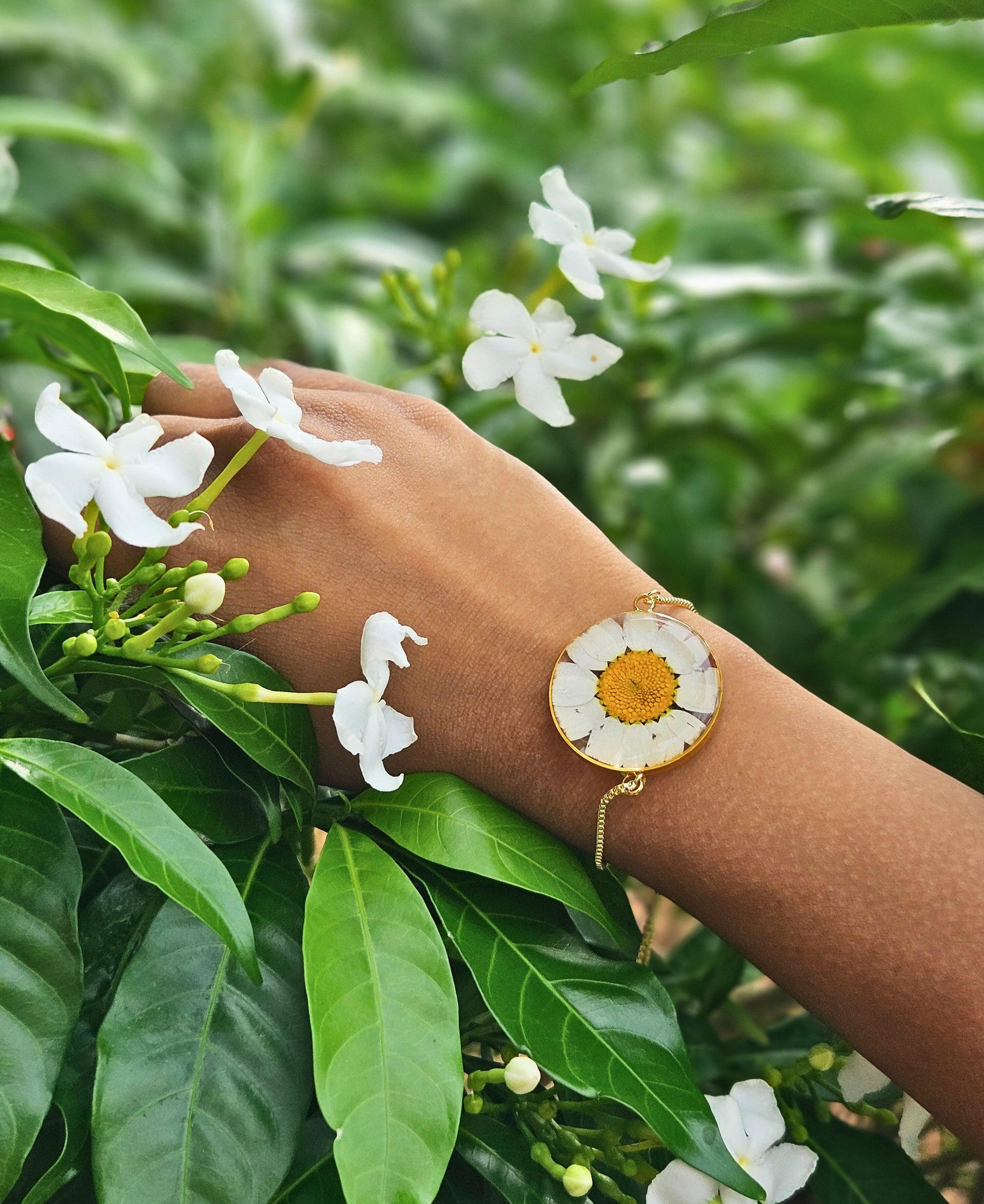 White Daisy Bracelet | Real Flower Jewellery | Elnorah Jewellery