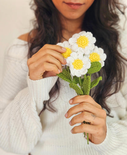 Pure White Daisy Crochet Flower – A Symbol of Love & Purity for Valentine’s Day (1 Piece)